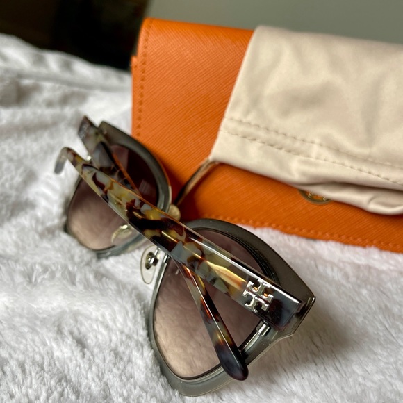 Tory Burch Burgundy sunglasses - Picture 2 of 5